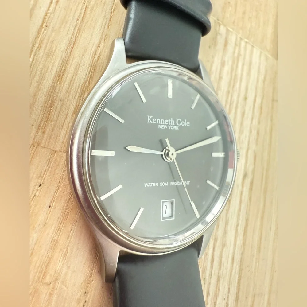 Kenneth Cole New York men’s gray dial black leather dress watch NEW BATTERY
